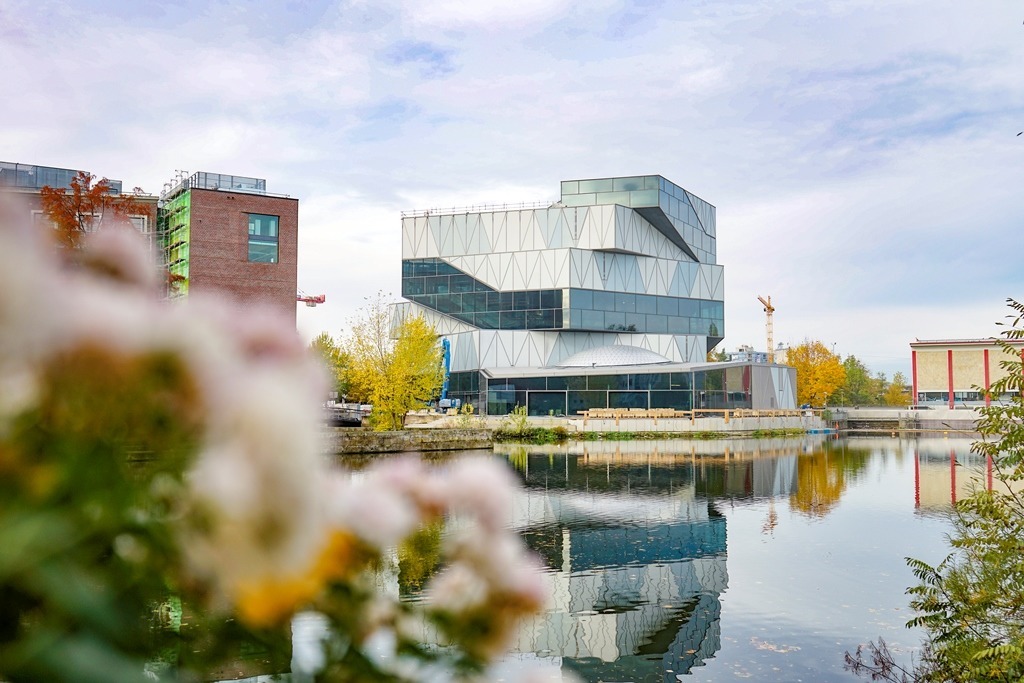 On 5 floors, visitors can experience science with all their senses. Experimenta is aimed at people of all ages with a thirst for knowledge. The Science Dome with its 180 degree rotatable auditorium is one of its kind in the world.