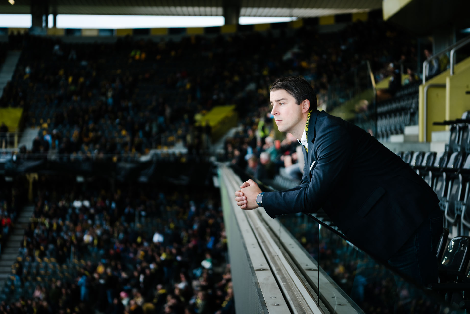 Martin Geiger geniesst eine ruhige Minute vor dem Fussballspiel