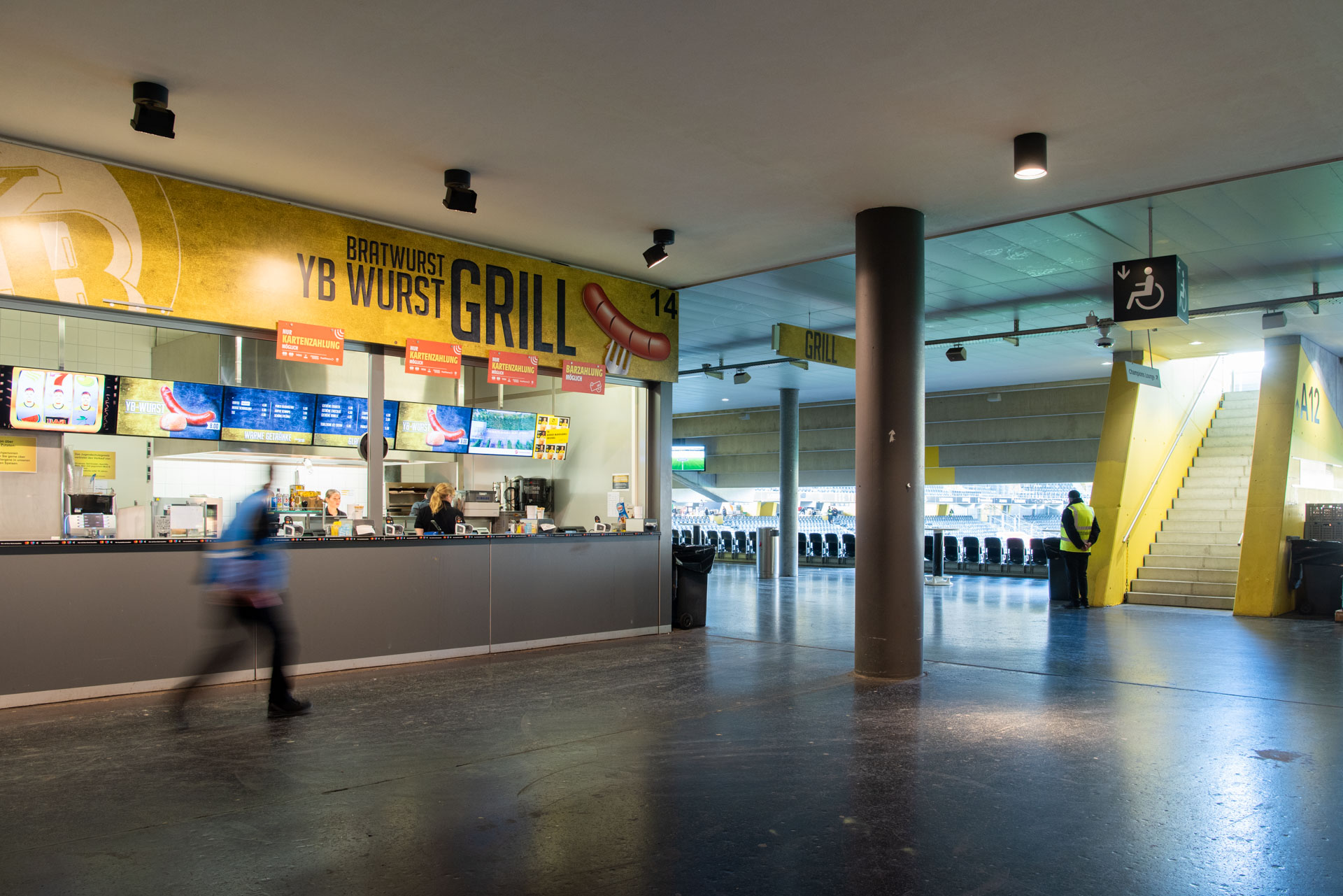 Ruhe vor dem Sturm bei einem Stadion-Kiosk